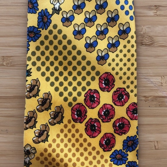 Escada Beautiful Silk Tie In Yellow & Floral Color - Picture 5 of 6